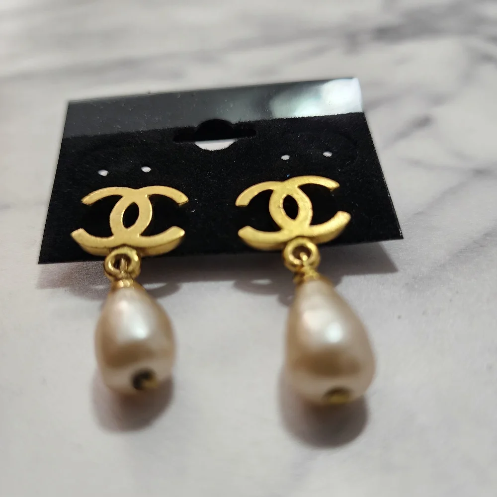 BS 279 Authentic Vintage Chanel CC Logo With Faux Pearl Clip On Earring - Picture 2 of 9